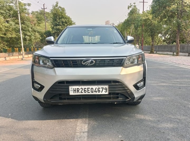 Used 2021 Mahindra XUV300 in Silver - Petrol SUV for Sale in Lucknow